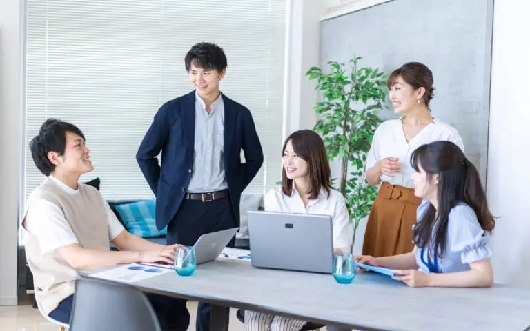 写真: オフィス会話風景